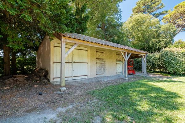 Bastide de caractère du XVIIIe siècle avec piscine et dépendances à Cadenet
