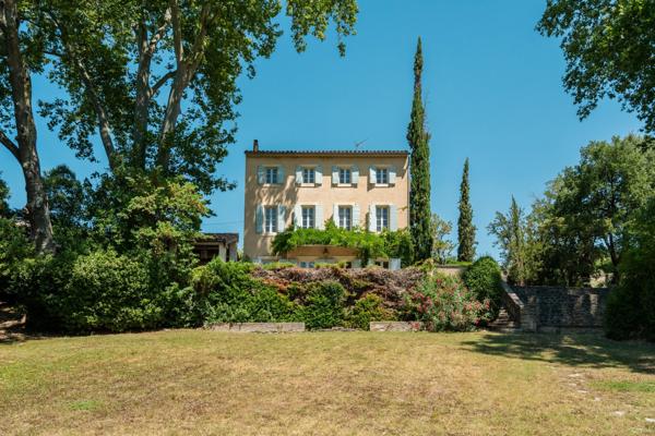 Bastide de caractère du XVIIIe siècle avec piscine et dépendances à Cadenet