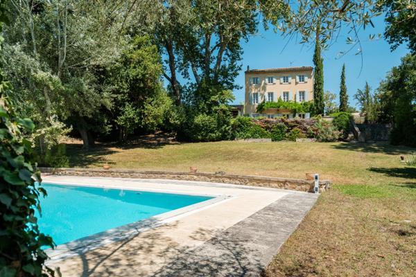 Bastide de caractère du XVIIIe siècle avec piscine et dépendances à Cadenet