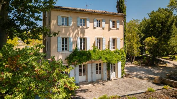 Bastide de caractère du XVIIIe siècle avec piscine et dépendances à Cadenet
