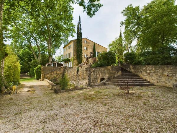 Bastide de caractère du XVIIIe siècle avec piscine et dépendances à Cadenet