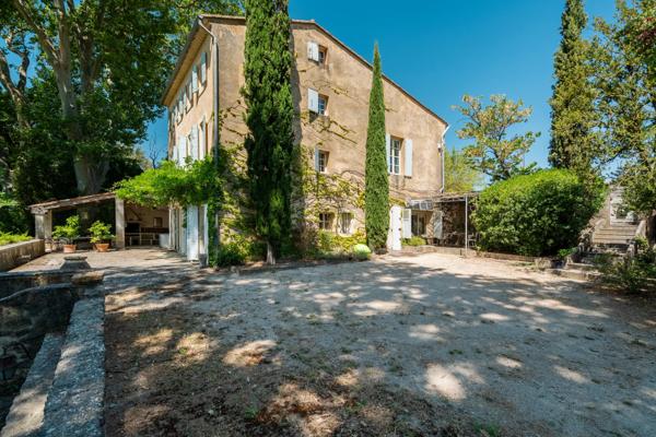 Bastide de caractère du XVIIIe siècle avec piscine et dépendances à Cadenet