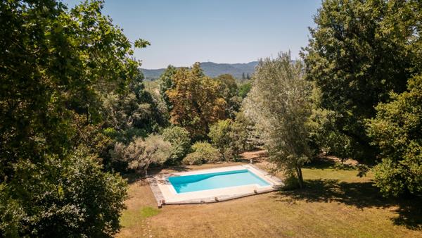 Bastide de caractère du XVIIIe siècle avec piscine et dépendances à Cadenet