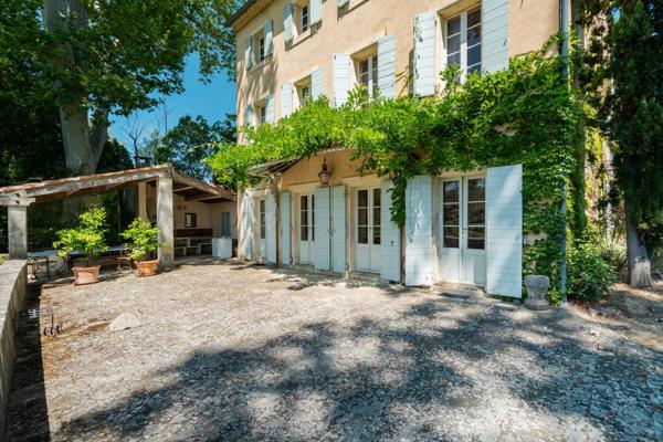 Bastide de caractère du XVIIIe siècle avec piscine et dépendances à Cadenet