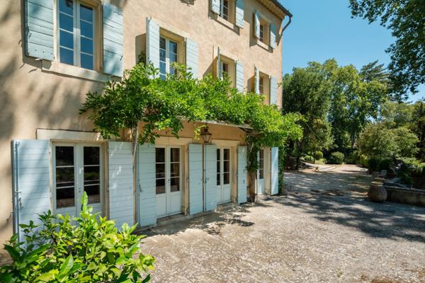 Bastide de caractère du XVIIIe siècle avec piscine et dépendances à Cadenet