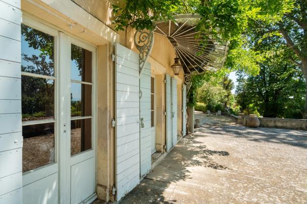 Bastide de caractère du XVIIIe siècle avec piscine et dépendances à Cadenet