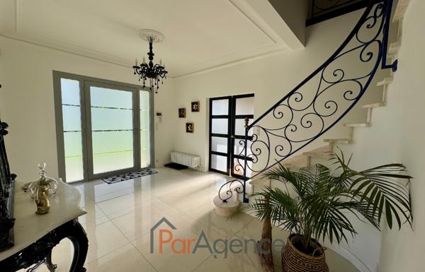 SAUJON VILLA 9 PIECES PARC 5213 M2 PISCINE