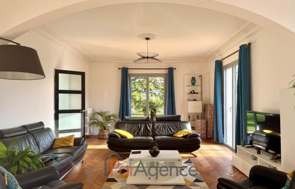 SAUJON VILLA 9 PIECES PARC 5213 M2 PISCINE