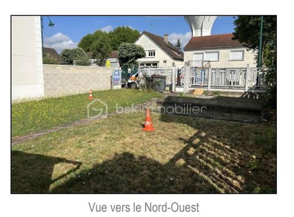 Terrain à bâtir de 265 m² – Parcelle AK n°128 – Lot 2

Dans un secteur résidentiel recherché, découvrez ce terrain plat de 265 m²,, idéal pour votre projet.
Possibilité :
- Maison R+1 avec jardin arrière et stationnement avant.
- Surface habitable estimée entre 95m² et 130m²
- Façade de 7 à 9 mètres
- Emprise au sol : 55 à 70 m² environ
 Réseaux d’assainissement disponibles (EU/EP). Ancien puits en fond de parcelle. 
Avoisinant construit en limite Sud-Ouest.
Étude géotechnique G1 PGC réalisée: limons des plateaux (limon brun, GTR A2). .
Accès aisé pour terrassement (pelle à chenilles).

Atouts:
Terrain plat de 265 m², facile à construire
Étude géotechnique G1 PGC disponible
Environnement calme et résidentiel
Contexte de risques favorable (zone 1, hors carrières/PPR)
Coordonnées GPS: 48.789506, 2.548001

Contactez-moi pour le dossier complet (PLU, bornage, viabilités) et organiser une visite.