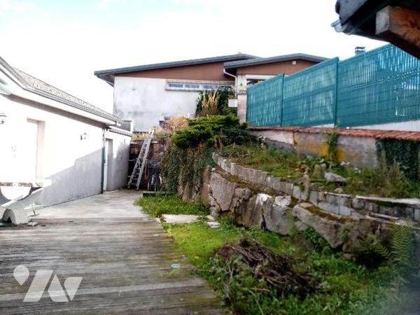 pavillon traditionnel de plain pied avec terrain attenant de 420 m²