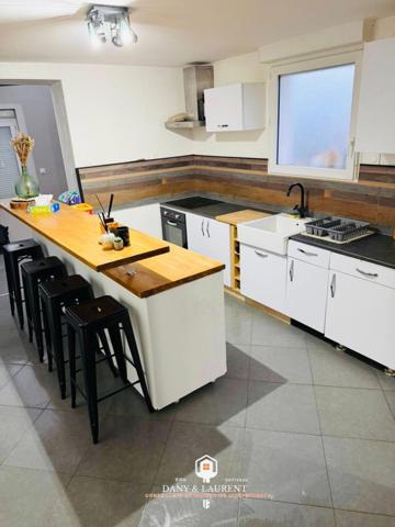 jolie maison famillialle entièrement rénové avec un trés beau jardin