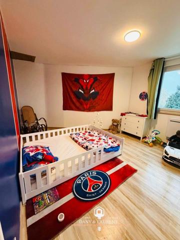 jolie maison famillialle entièrement rénové avec un trés beau jardin