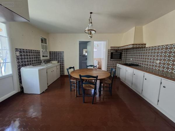 Immeuble à vendre à Saintes en Charente-Maritime (17100), ref : 17111-666