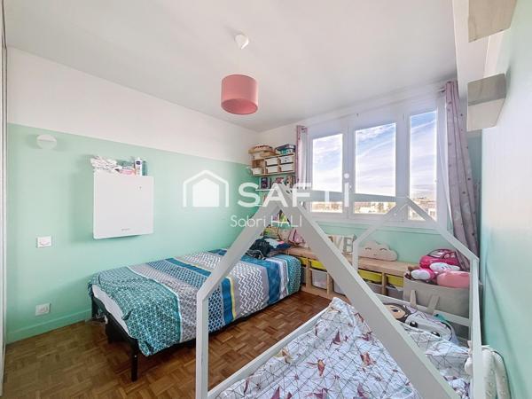 Appartement 4 pièces de 93m2 à Courbevoie Kilford, cave et parking.