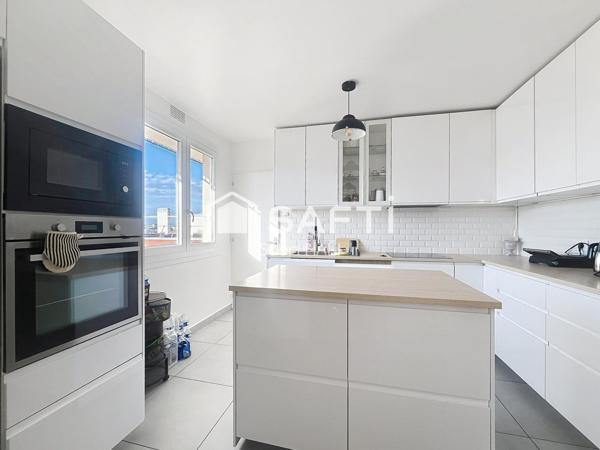 Appartement 4 pièces de 93m2 à Courbevoie Kilford, cave et parking.