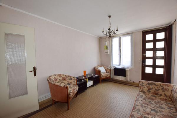 NANGIS, MAISON DE VILLE AVEC JARDIN MEUBLEE DE 70 M² ENVIRON, 2 CHAMBRES, SALON, CUISINE, JARDIN