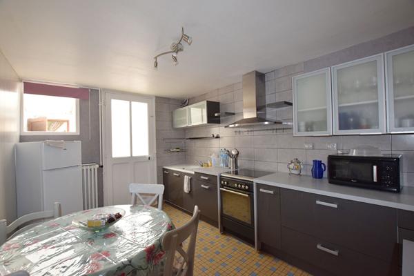 NANGIS, MAISON DE VILLE AVEC JARDIN MEUBLEE DE 70 M² ENVIRON, 2 CHAMBRES, SALON, CUISINE, JARDIN