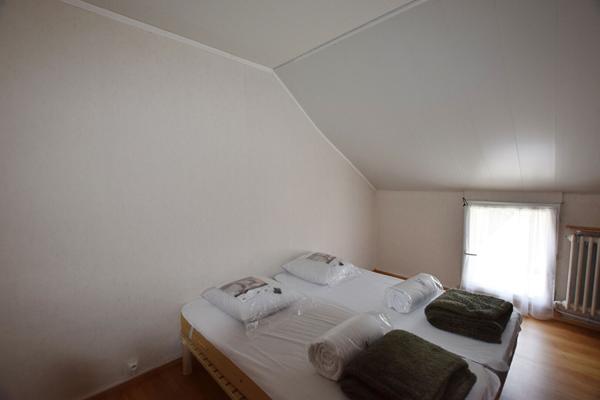 NANGIS, MAISON DE VILLE AVEC JARDIN MEUBLEE DE 70 M² ENVIRON, 2 CHAMBRES, SALON, CUISINE, JARDIN