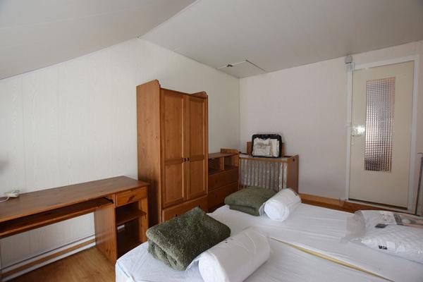 NANGIS, MAISON DE VILLE AVEC JARDIN MEUBLEE DE 70 M² ENVIRON, 2 CHAMBRES, SALON, CUISINE, JARDIN