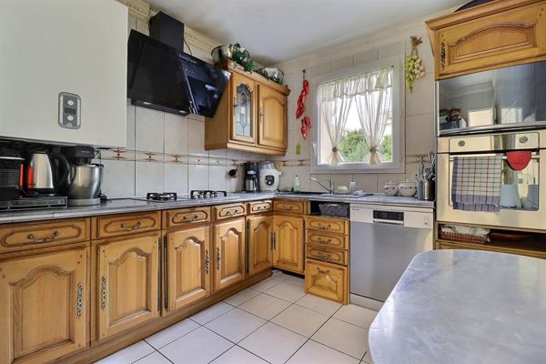 À découvrir en exclusivité : spacieux appartement familial de 110 m² avec balcon et double stationnement