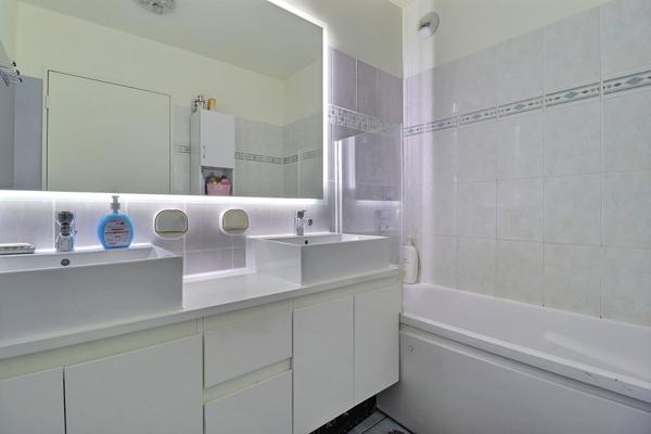 À découvrir en exclusivité : spacieux appartement familial de 110 m² avec balcon et double stationnement