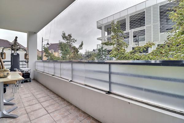 À découvrir en exclusivité : spacieux appartement familial de 110 m² avec balcon et double stationnement