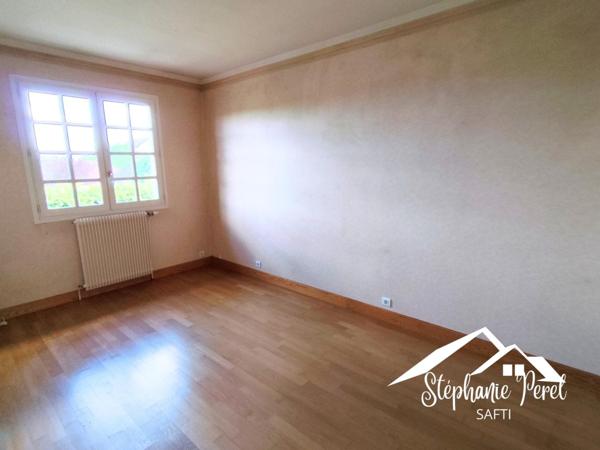 Un véritable havre de paix avec de beaux volumes et un extérieur plein de potentiel