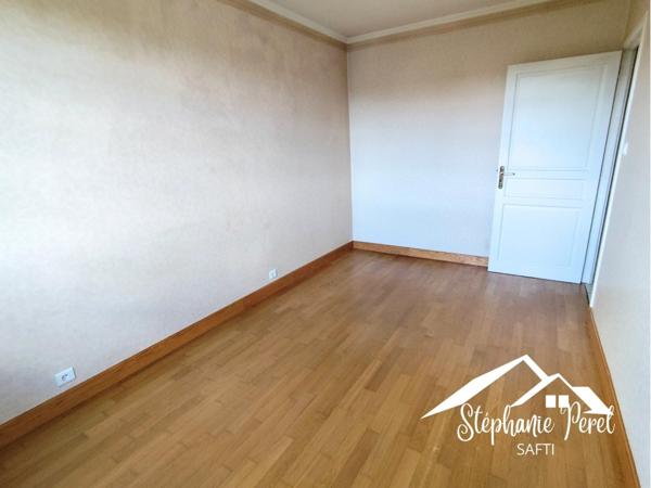 Un véritable havre de paix avec de beaux volumes et un extérieur plein de potentiel