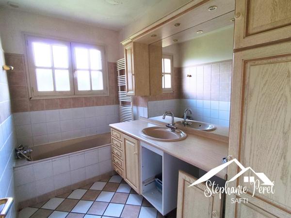 Un véritable havre de paix avec de beaux volumes et un extérieur plein de potentiel