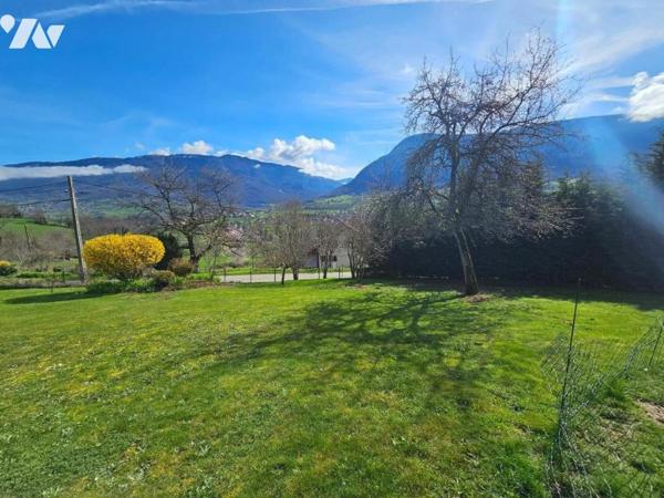 Terrain constructible 824m2 au calme avec vue dégagée