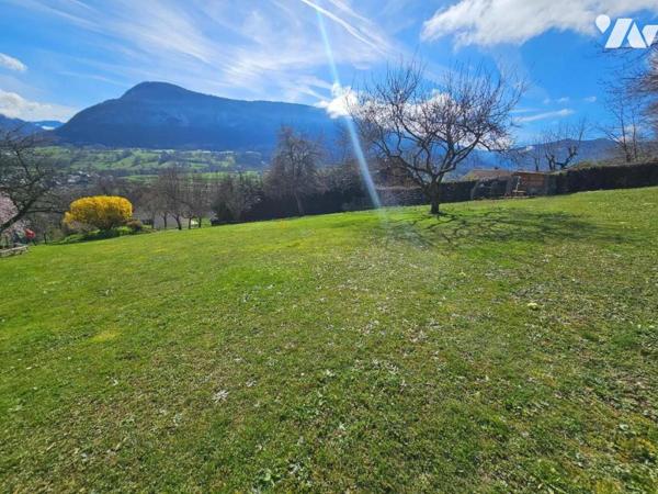 Terrain constructible 824m2 au calme avec vue dégagée