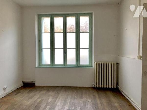 MALICORNE SUR SARTHE : IMMEUBLE PRECEDEMMENT A USAGE DE BUREAUX