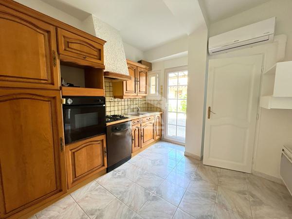 A VENDRE 84120 PERTUIS APPARTEMENT REZ DE CHAUSSEE TYPE 3 PIECES D'ENVIRON 60M² AVEC COUR ET POSSIBILITE DE STATIONNEMENT