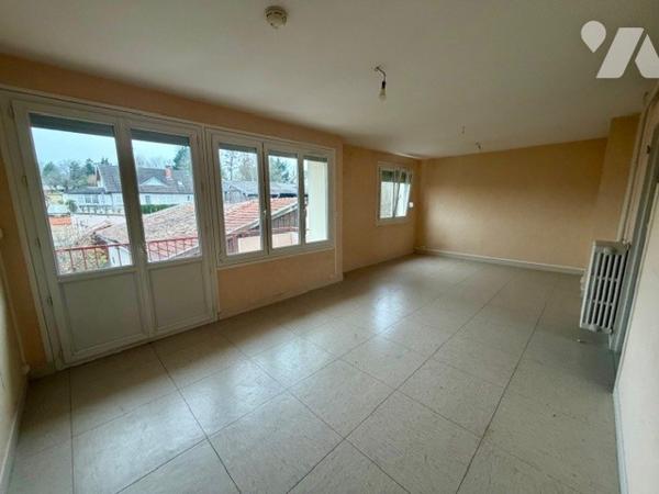 Un appartement de 67 m² au première étage, comprenant deux chambres. garage et cave.