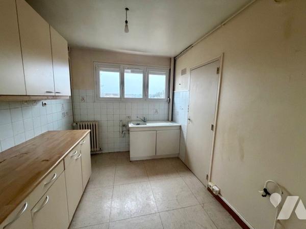 Un appartement de 67 m² au première étage, comprenant deux chambres. garage et cave.