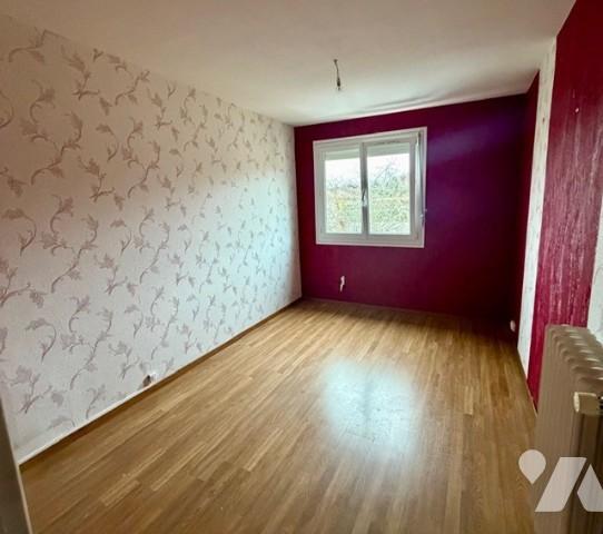 Un appartement de 67 m² au première étage, comprenant deux chambres. garage et cave.