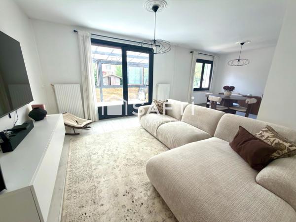 Le bonheur d'une maison familiale commence ici, avec un jardin, de beaux volumes et un environnement calme où chacun trouvera naturellement sa place.