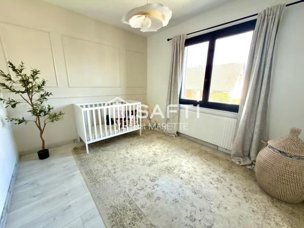 Le bonheur d'une maison familiale commence ici, avec un jardin, de beaux volumes et un environnement calme où chacun trouvera naturellement sa place.