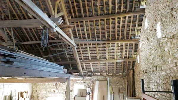 Valdahon (25800) ANCIENNE FERME DE CARACTERE ENTRE PONTARLIER et BESANCON PROCHE FRONTIERE SUISSE