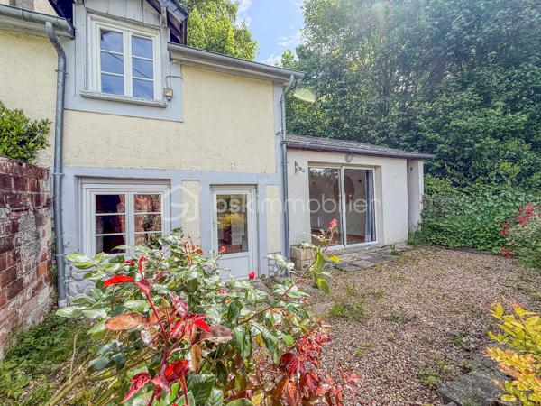 À l’abri des regards, cette maison bénéficie d’un environnement calme, tout en restant proche des commodités du centre-ville.

Le rez-de-chaussée est composé d'une pièce de vie avec cheminée et un plafond cathédral exposé plein sud, une cuisine partiellement aménagée ainsi qu’une salle d’eau avec WC.

 À l’étage, une chambre confortable donnant sur le jardin.

À l’extérieur, un agréable jardin clos et arboré d’environ 120 m².

Idéale pour un premier achat, un pied-à-terre ou un investissement locatif, cette maison séduira les amateurs de charme et d’authenticité grâce à son cadre préservé et son beau potentiel.