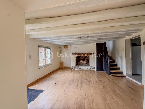 À l’abri des regards, cette maison bénéficie d’un environnement calme, tout en restant proche des commodités du centre-ville.

Le rez-de-chaussée est composé d'une pièce de vie avec cheminée et un plafond cathédral exposé plein sud, une cuisine partiellement aménagée ainsi qu’une salle d’eau avec WC.

 À l’étage, une chambre confortable donnant sur le jardin.

À l’extérieur, un agréable jardin clos et arboré d’environ 120 m².

Idéale pour un premier achat, un pied-à-terre ou un investissement locatif, cette maison séduira les amateurs de charme et d’authenticité grâce à son cadre préservé et son beau potentiel.