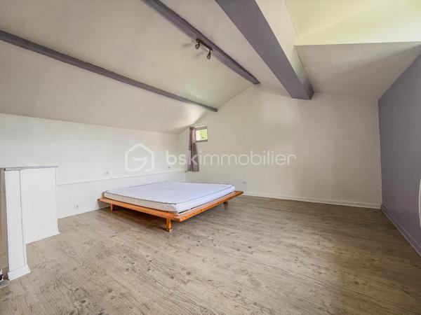 À l’abri des regards, cette maison bénéficie d’un environnement calme, tout en restant proche des commodités du centre-ville.

Le rez-de-chaussée est composé d'une pièce de vie avec cheminée et un plafond cathédral exposé plein sud, une cuisine partiellement aménagée ainsi qu’une salle d’eau avec WC.

 À l’étage, une chambre confortable donnant sur le jardin.

À l’extérieur, un agréable jardin clos et arboré d’environ 120 m².

Idéale pour un premier achat, un pied-à-terre ou un investissement locatif, cette maison séduira les amateurs de charme et d’authenticité grâce à son cadre préservé et son beau potentiel.