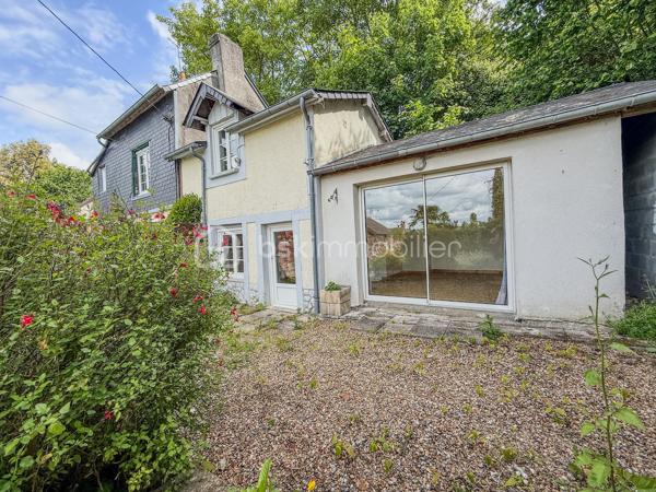 À l’abri des regards, cette maison bénéficie d’un environnement calme, tout en restant proche des commodités du centre-ville.

Le rez-de-chaussée est composé d'une pièce de vie avec cheminée et un plafond cathédral exposé plein sud, une cuisine partiellement aménagée ainsi qu’une salle d’eau avec WC.

 À l’étage, une chambre confortable donnant sur le jardin.

À l’extérieur, un agréable jardin clos et arboré d’environ 120 m².

Idéale pour un premier achat, un pied-à-terre ou un investissement locatif, cette maison séduira les amateurs de charme et d’authenticité grâce à son cadre préservé et son beau potentiel.