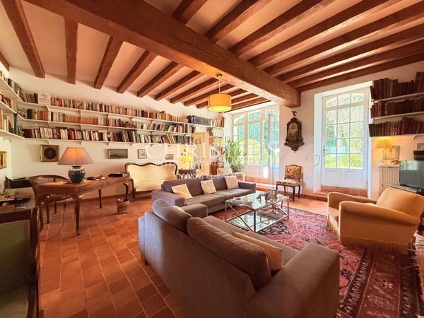 Maison de caractère avec piscine, 5 chambres, terrain 3,5 ha – 20 min Angoulême