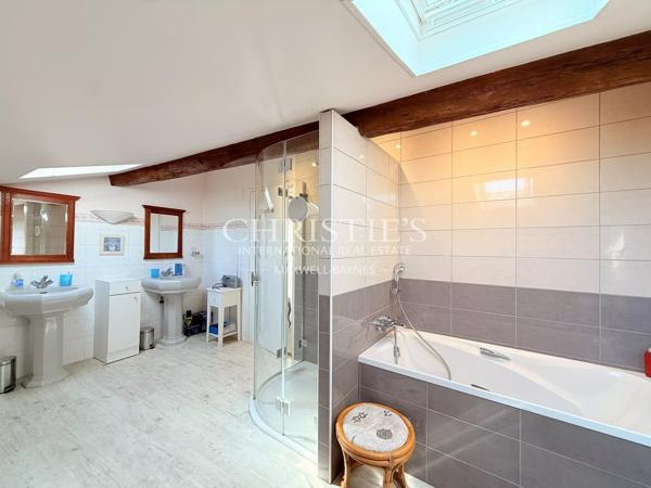 Maison de caractère avec piscine, 5 chambres, terrain 3,5 ha – 20 min Angoulême