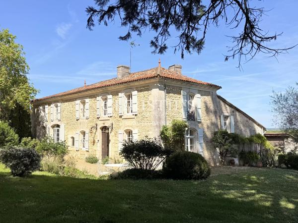 Maison de caractère avec piscine, 5 chambres, terrain 3,5 ha – 20 min Angoulême