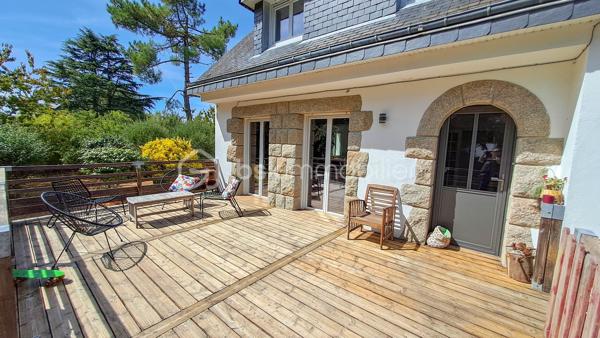 À quelques minutes du port de Merrien, découvrez cette agréable maison des années 70 entièrement rénovée, nichée dans un environnement calme et préservé, à l’abri des regards.
Spacieuse, lumineuse et parfaitement adaptée aussi bien à une résidence principale qu'à une résidence secondaire, elle offre un cadre de vie particulièrement agréable pour profiter pleinement de l'environnement de Moëlan-sur-Mer. Dès l'extérieur, vous serez séduits par son vaste terrain arboré de plus de 3 000 m², offrant espace, intimité et de nombreuses possibilités d'aménagement : jardin d'agrément, potager, espace de jeux pour les enfants ou encore projets complémentaires selon les règles d'urbanisme applicables.
La maison s'ouvre sur une grande terrasse en bois exposée plein Sud, idéale pour profiter des beaux jours et des repas en extérieur. Elle propose au rez-de-chaussée une cuisine aménagée et équipée ouverte sur un salon-séjour lumineux, agrémenté d'un poêle à bois, ainsi qu'un second petit salon cosy avec penderie. Une salle d'eau avec WC complète ce niveau. 
À l'étage, le palier dessert trois chambres, dont une bénéficiant d'un dressing, ainsi qu'une salle de bains et un WC indépendant.
Un sous-sol intégral isolé vient compléter l'ensemble. Il accueille notamment une buanderie ainsi qu'un vaste espace garage/atelier, offrant de nombreuses possibilités de rangement, de bricolage ou de stockage.

Les + : environnement calme et sans vis-à-vis, grand terrain arboré de + de 3 000 m², assainissement conforme, terrain constructible, sous-sol intégral

Un bien rare par son environnement, son volume de terrain et ses possibilités d'évolution, à découvrir sans tarder. Pour en savoir plus, contactez dès maintenant Christophe Noger !