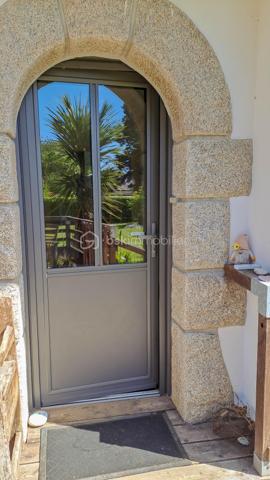 À quelques minutes du port de Merrien, découvrez cette agréable maison des années 70 entièrement rénovée, nichée dans un environnement calme et préservé, à l’abri des regards.
Spacieuse, lumineuse et parfaitement adaptée aussi bien à une résidence principale qu'à une résidence secondaire, elle offre un cadre de vie particulièrement agréable pour profiter pleinement de l'environnement de Moëlan-sur-Mer. Dès l'extérieur, vous serez séduits par son vaste terrain arboré de plus de 3 000 m², offrant espace, intimité et de nombreuses possibilités d'aménagement : jardin d'agrément, potager, espace de jeux pour les enfants ou encore projets complémentaires selon les règles d'urbanisme applicables.
La maison s'ouvre sur une grande terrasse en bois exposée plein Sud, idéale pour profiter des beaux jours et des repas en extérieur. Elle propose au rez-de-chaussée une cuisine aménagée et équipée ouverte sur un salon-séjour lumineux, agrémenté d'un poêle à bois, ainsi qu'un second petit salon cosy avec penderie. Une salle d'eau avec WC complète ce niveau. 
À l'étage, le palier dessert trois chambres, dont une bénéficiant d'un dressing, ainsi qu'une salle de bains et un WC indépendant.
Un sous-sol intégral isolé vient compléter l'ensemble. Il accueille notamment une buanderie ainsi qu'un vaste espace garage/atelier, offrant de nombreuses possibilités de rangement, de bricolage ou de stockage.

Les + : environnement calme et sans vis-à-vis, grand terrain arboré de + de 3 000 m², assainissement conforme, terrain constructible, sous-sol intégral

Un bien rare par son environnement, son volume de terrain et ses possibilités d'évolution, à découvrir sans tarder. Pour en savoir plus, contactez dès maintenant Christophe Noger !