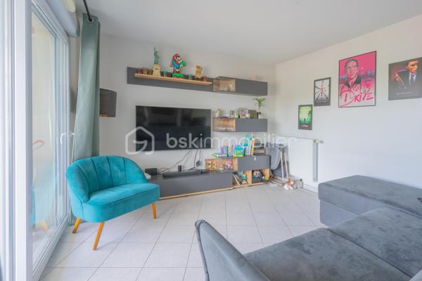 Situé dans un environnement calme et résidentiel de Vieugy, à proximité immédiate de la ligne Rythmo 2, cet appartement T2 de 51 m² se trouve au 1er étage avec ascenseur d'une copropriété bien entretenue.

Fonctionnel et en bon état général, il propose de beaux volumes pour un T2, ainsi qu'une grande terrasse, bien exposée et agréable au quotidien.

Les points forts :
• Pièce de vie confortable avec cuisine ouverte
• Une chambre au calme
• Salle de bains + WC
• Terrasse
• Chauffage individuel gaz
• Cave
• Garage possible en supplément

Un cadre de vie pratique et agréable :
Idéal pour un premier achat, que ce soit pour une personne seule ou un couple, ce bien offre un cadre confortable et fonctionnel, avec toutes les commodités à proximité et un accès rapide vers Annecy.