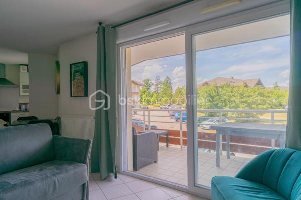 Situé dans un environnement calme et résidentiel de Vieugy, à proximité immédiate de la ligne Rythmo 2, cet appartement T2 de 51 m² se trouve au 1er étage avec ascenseur d'une copropriété bien entretenue.

Fonctionnel et en bon état général, il propose de beaux volumes pour un T2, ainsi qu'une grande terrasse, bien exposée et agréable au quotidien.

Les points forts :
• Pièce de vie confortable avec cuisine ouverte
• Une chambre au calme
• Salle de bains + WC
• Terrasse
• Chauffage individuel gaz
• Cave
• Garage possible en supplément

Un cadre de vie pratique et agréable :
Idéal pour un premier achat, que ce soit pour une personne seule ou un couple, ce bien offre un cadre confortable et fonctionnel, avec toutes les commodités à proximité et un accès rapide vers Annecy.